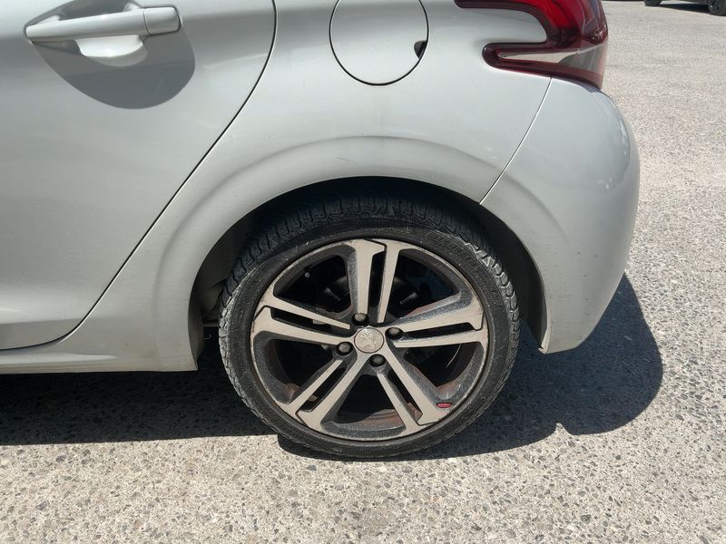 Peugeot 208 1.6 Blue-HDi GT Line 2016 – снимка 5