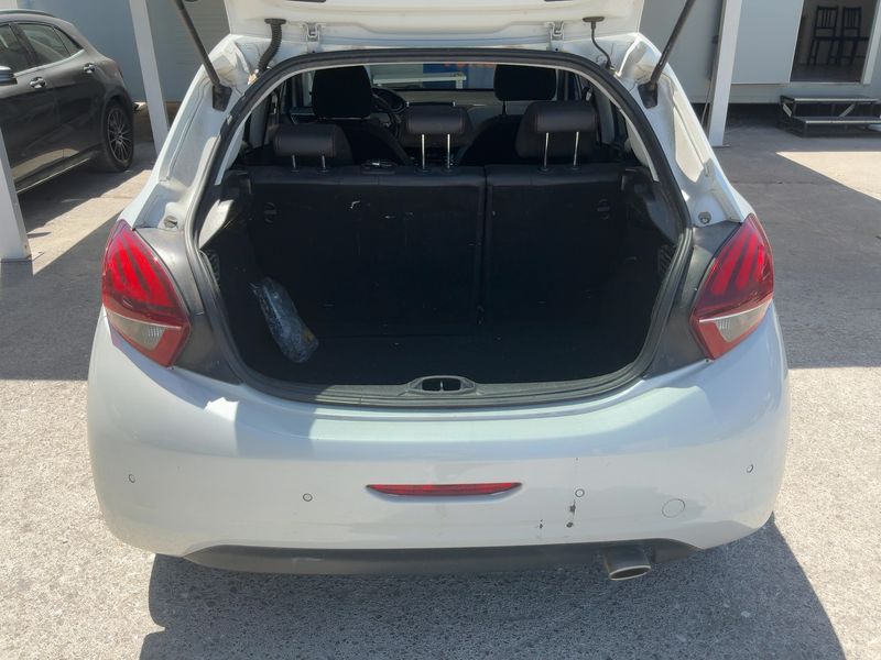 Peugeot 208 1.6 Blue-HDi GT Line 2016 – снимка 15