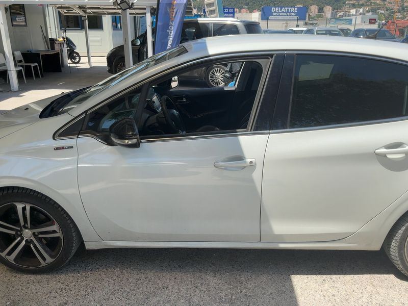Peugeot 208 1.6 Blue-HDi GT Line 2016 – снимка 4