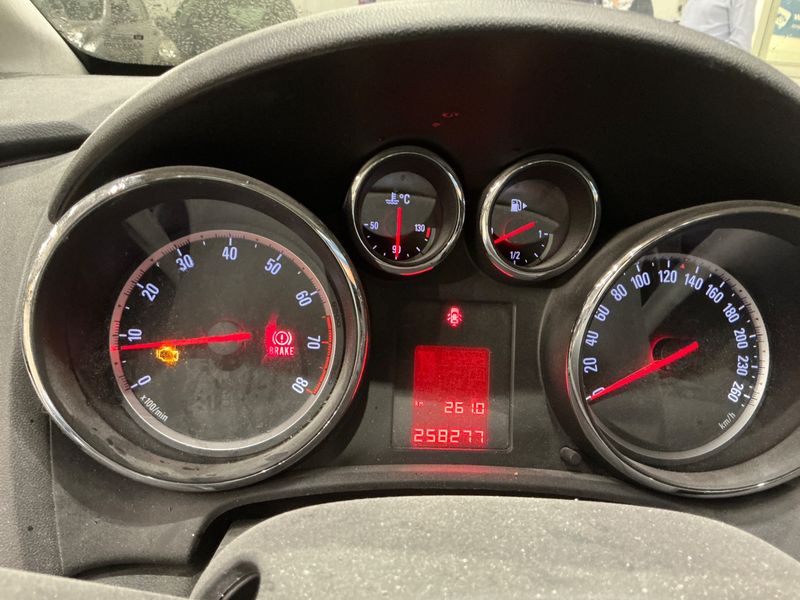 Opel Astra 1.4 Turbo Edition 2011 – снимка 4