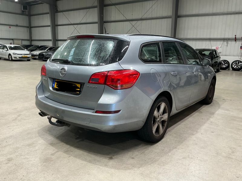 Opel Astra 1.4 Turbo Edition 2011 – снимка 2