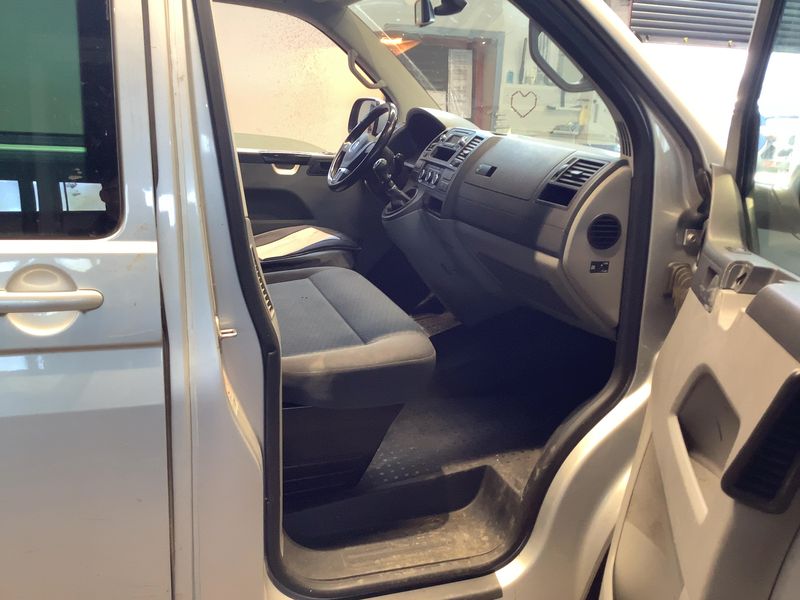 Volkswagen T5 Kombi 2.0 TDI 4Motion 2014 – снимка 16