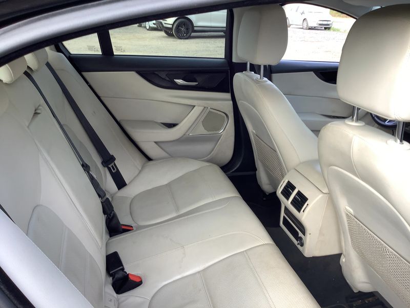 Jaguar XE 20d S AWD 2019 – снимка 19