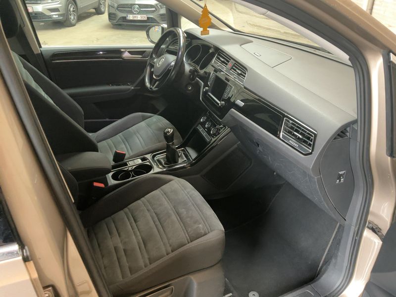 Volkswagen Touran 2.0 TDI Highline BlueMotion Tech 2016 – снимка 17