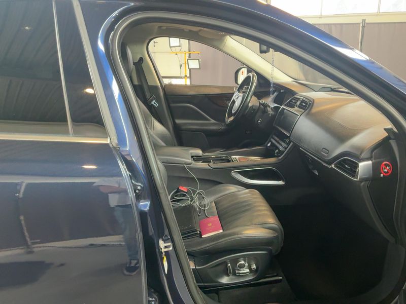 Jaguar F-Pace 30d Portfolio AWD 2017 – снимка 17