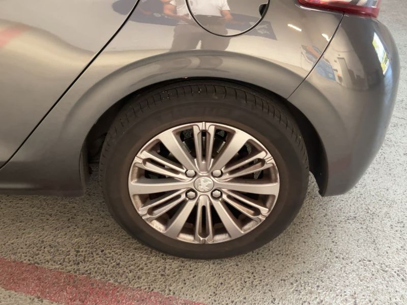 Peugeot 208 1.2 PureTech Allure 2019 – снимка 5