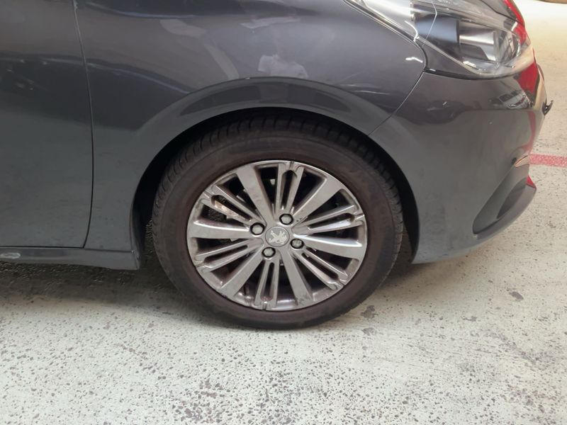 Peugeot 208 1.2 PureTech Allure 2019 – снимка 11