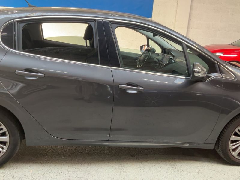 Peugeot 208 1.2 PureTech Allure 2019 – снимка 10