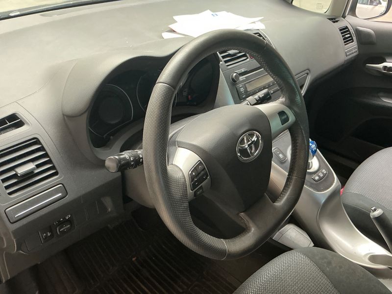 Toyota Auris 1.8 Hybrid Dynamic 2012 – снимка 24