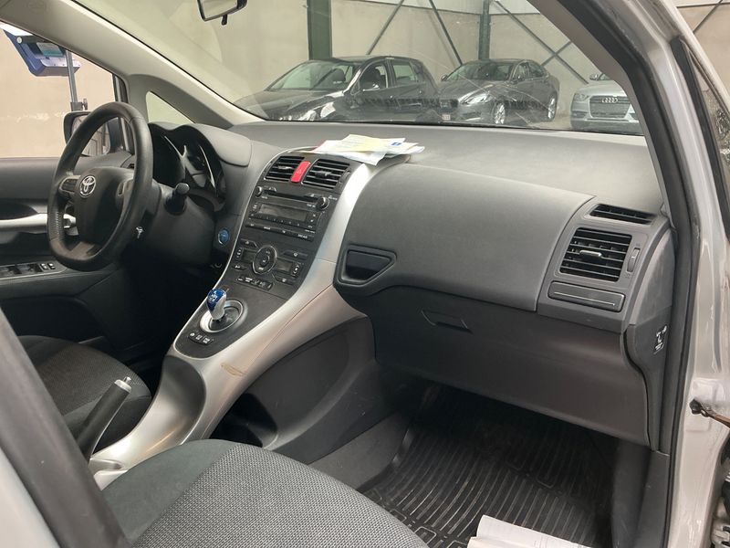 Toyota Auris 1.8 Hybrid Dynamic 2012 – снимка 34