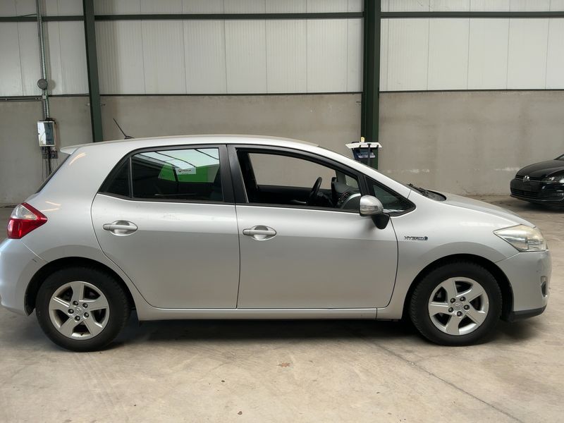 Toyota Auris 1.8 Hybrid Dynamic 2012 – снимка 10