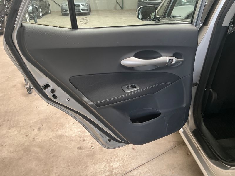 Toyota Auris 1.8 Hybrid Dynamic 2012 – снимка 27