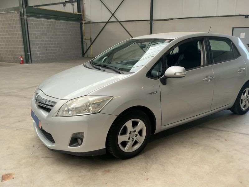 Toyota Auris 1.8 Hybrid Dynamic 2012 – снимка 2