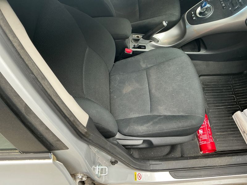 Toyota Auris 1.8 Hybrid Dynamic 2012 – снимка 32