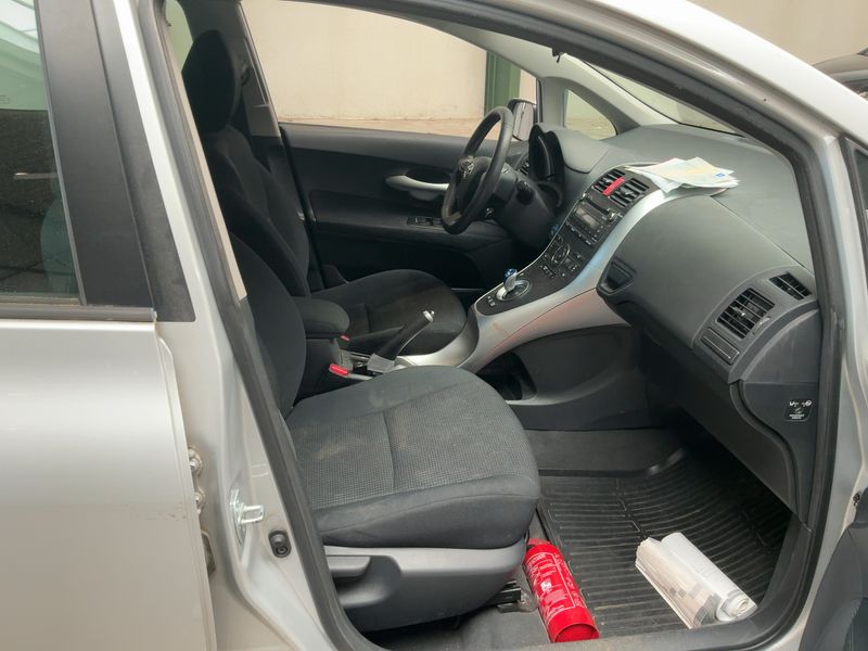 Toyota Auris 1.8 Hybrid Dynamic 2012 – снимка 16