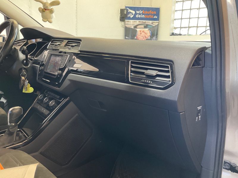 Volkswagen Touran 2.0 TDI Highline BlueMotion Tech 2016 – снимка 32