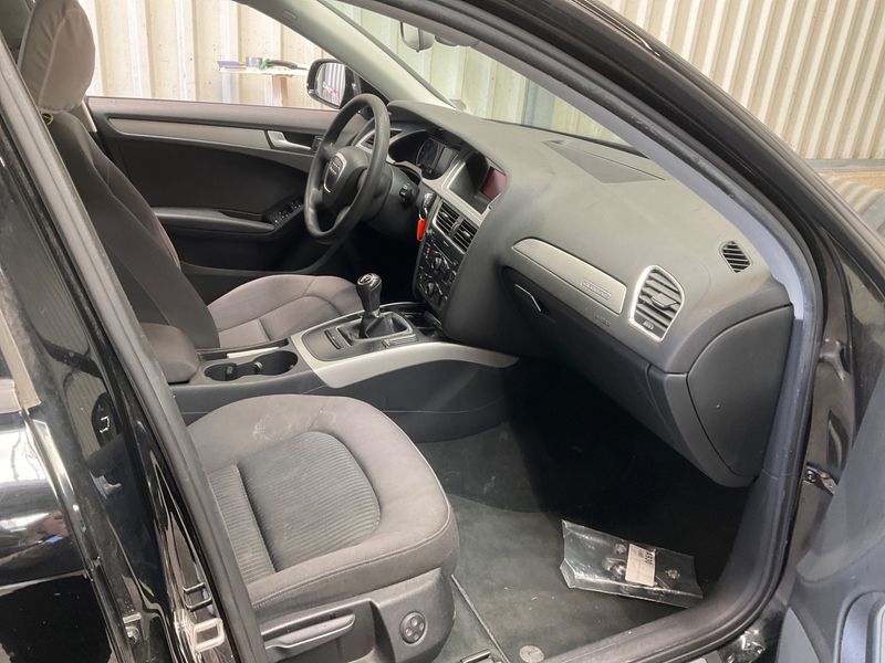Audi A4 2.0 TDI quattro Attraction 2011 – снимка 3