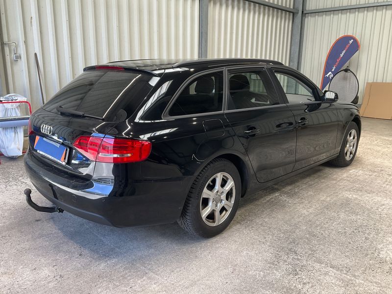 Audi A4 2.0 TDI quattro Attraction 2011 – снимка 2