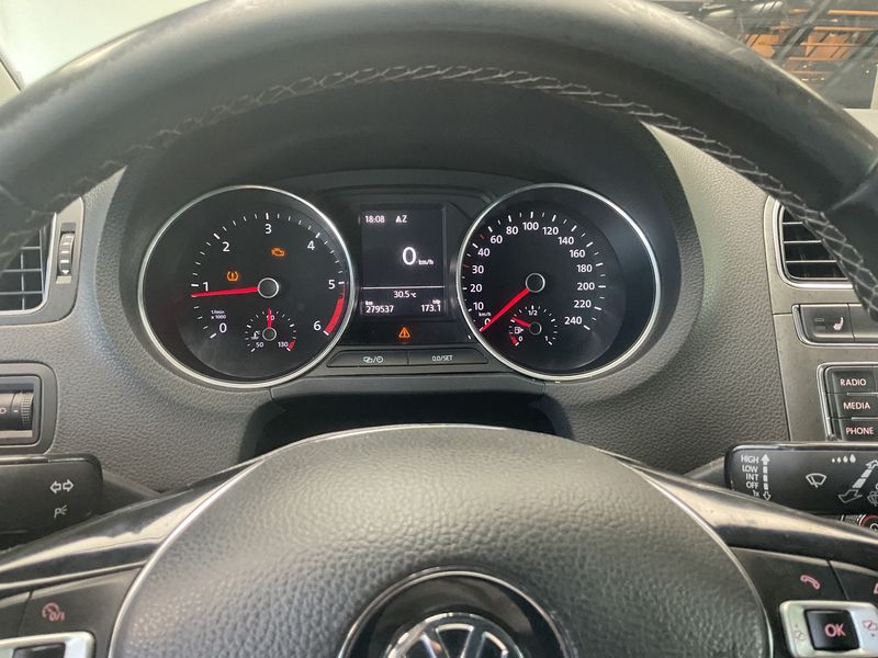 Volkswagen Polo 1.4 TDI Lounge BlueMotion Tech 2015 – снимка 18