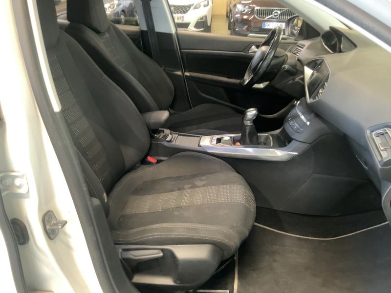 Peugeot 308 1.2 e-THP Allure 2017 – снимка 16