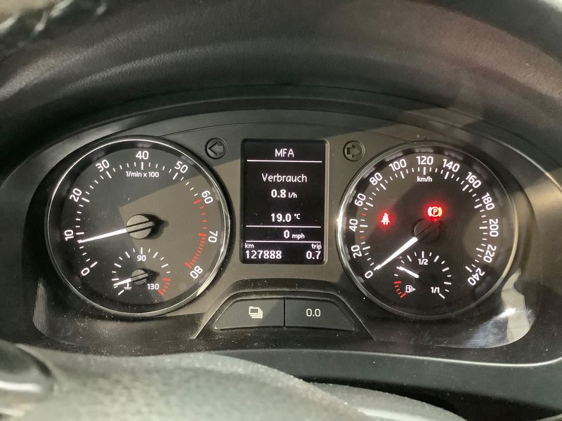 Skoda Rapid 1.2 TSI Ambition 2014 – снимка 19