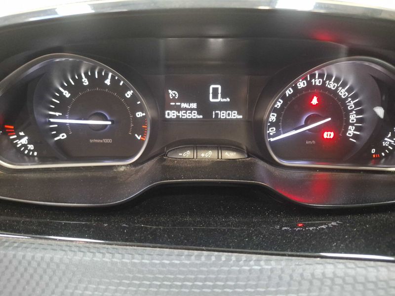 Peugeot 2008 1.2 VTi Style 2017 – снимка 12