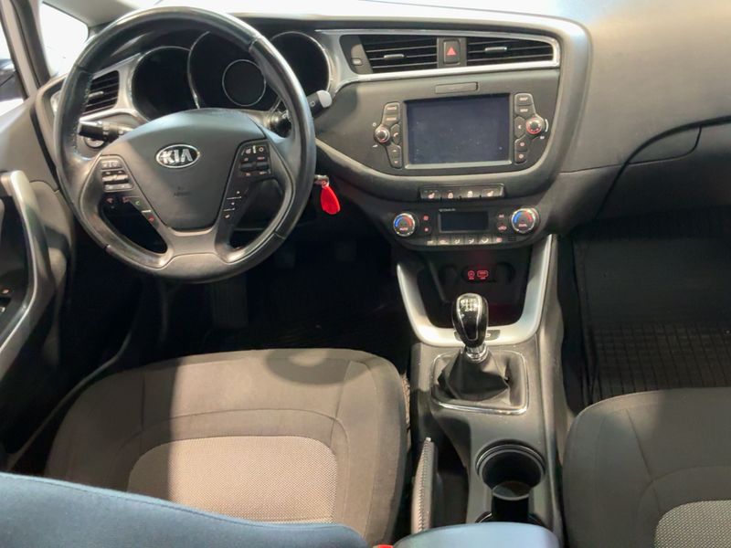 Kia cee'd 1.6 CRDi Dream Team 2015 – снимка 17