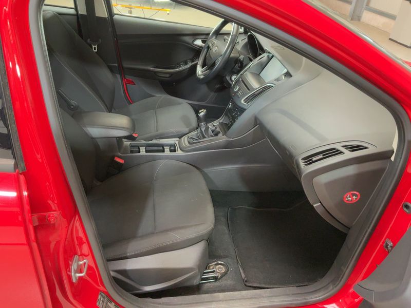 Ford Focus 1.0 EcoBoost Business 2015 – снимка 17