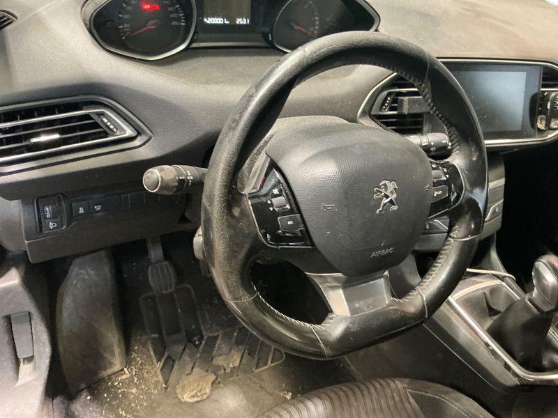 Peugeot 308 1.6 Blue-HDi Business Pack 2015 – снимка 25