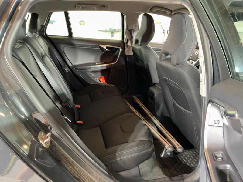 Volvo V60 2.0 D2 Kinetic 2018 – снимка 20