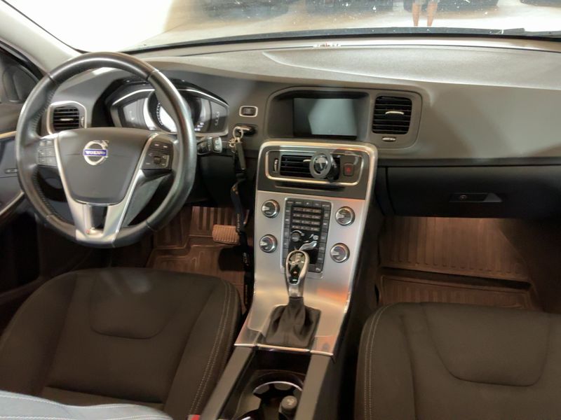 Volvo V60 2.0 D2 Kinetic 2018 – снимка 18
