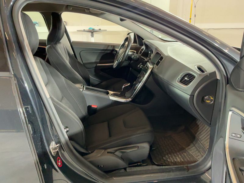Volvo V60 2.0 D2 Kinetic 2018 – снимка 17