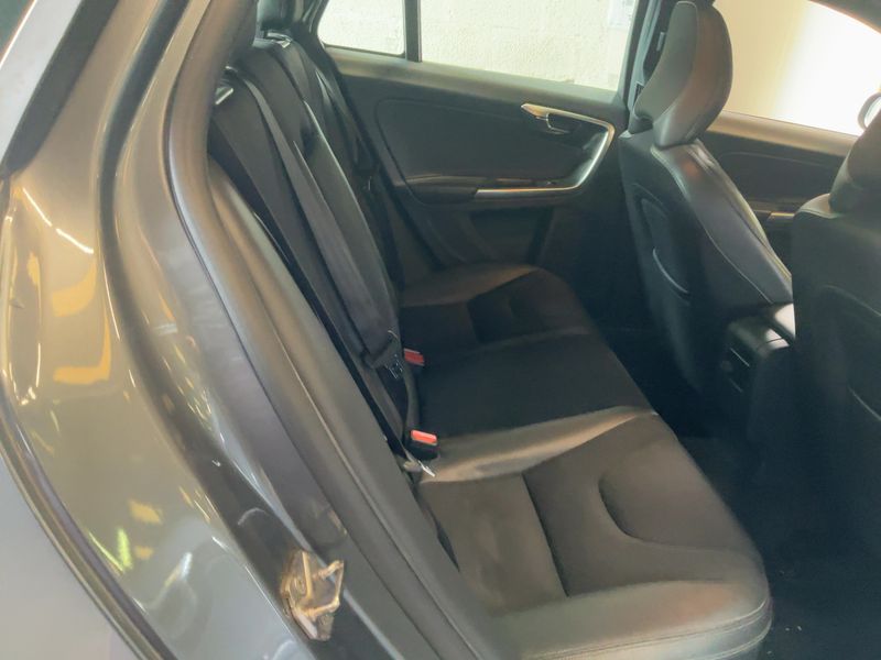Volvo V60 2.0 D3 Momentum 2016 – снимка 19