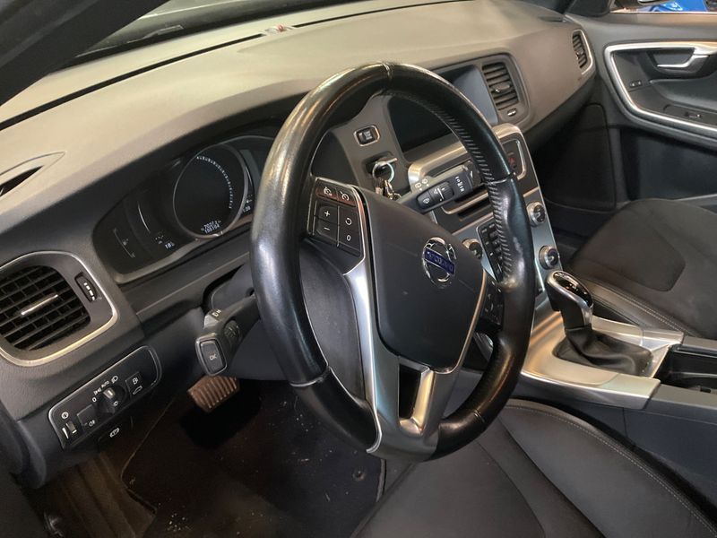 Volvo V60 2.0 D3 Momentum 2016 – снимка 22