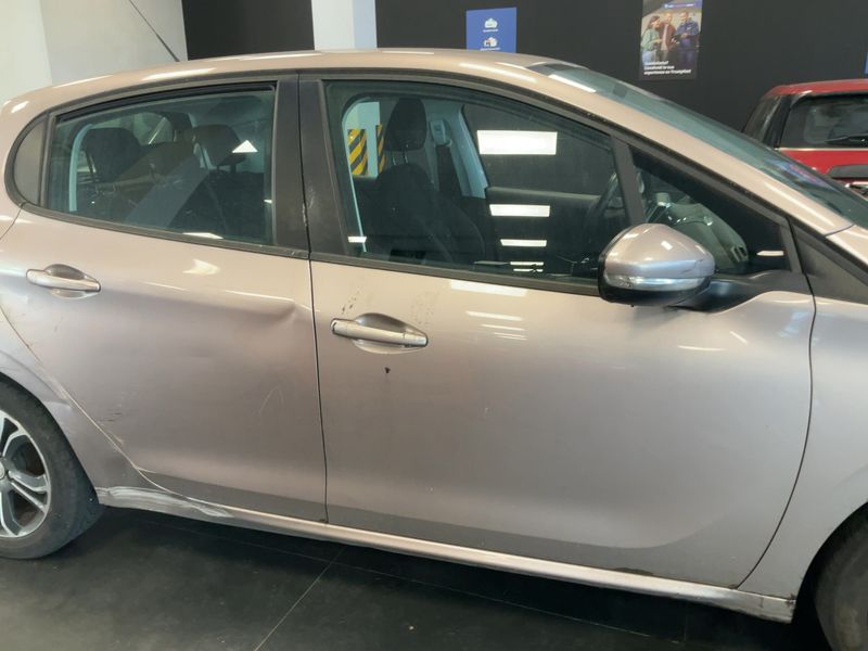 Peugeot 208 1.4 HDi Active 2014 – снимка 10