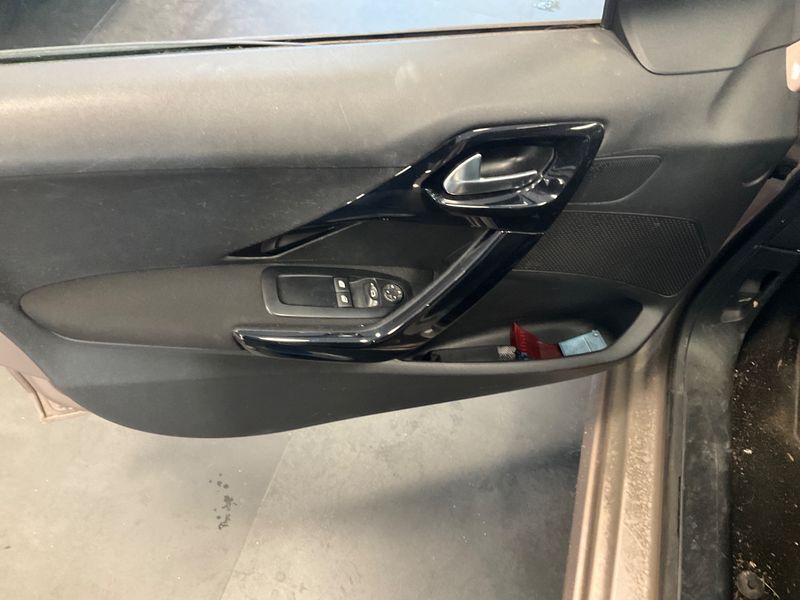 Peugeot 208 1.4 HDi Active 2014 – снимка 30