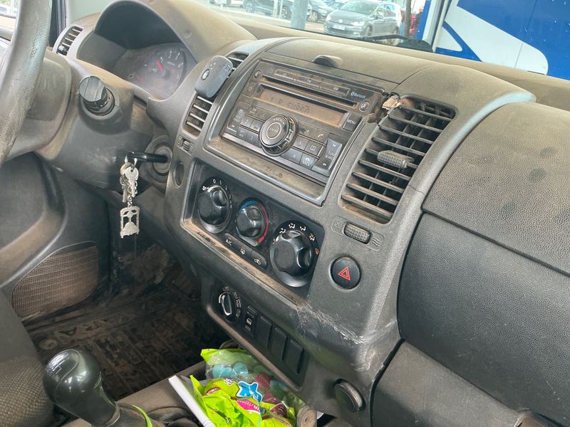 Nissan Navara Pick-up 2.5 dCi Double Cab XE 4x4 2007 – снимка 38