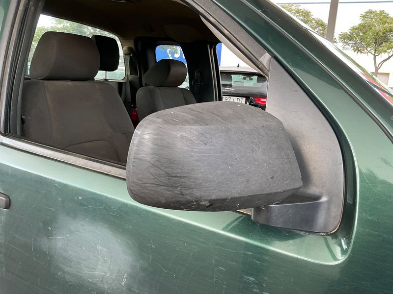 Nissan Navara Pick-up 2.5 dCi Double Cab XE 4x4 2007 – снимка 25