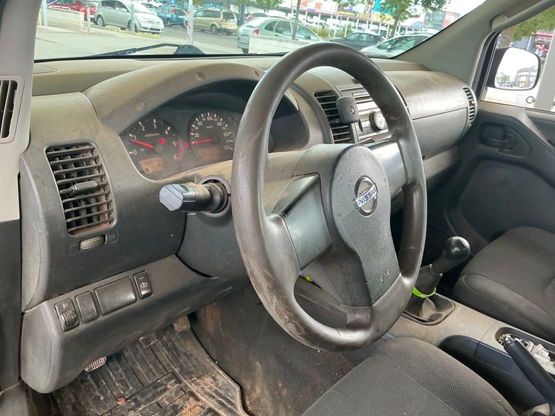 Nissan Navara Pick-up 2.5 dCi Double Cab XE 4x4 2007 – снимка 35