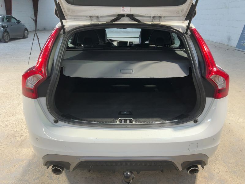 Volvo V60 2.0 D3 R-Design 2016 – снимка 15