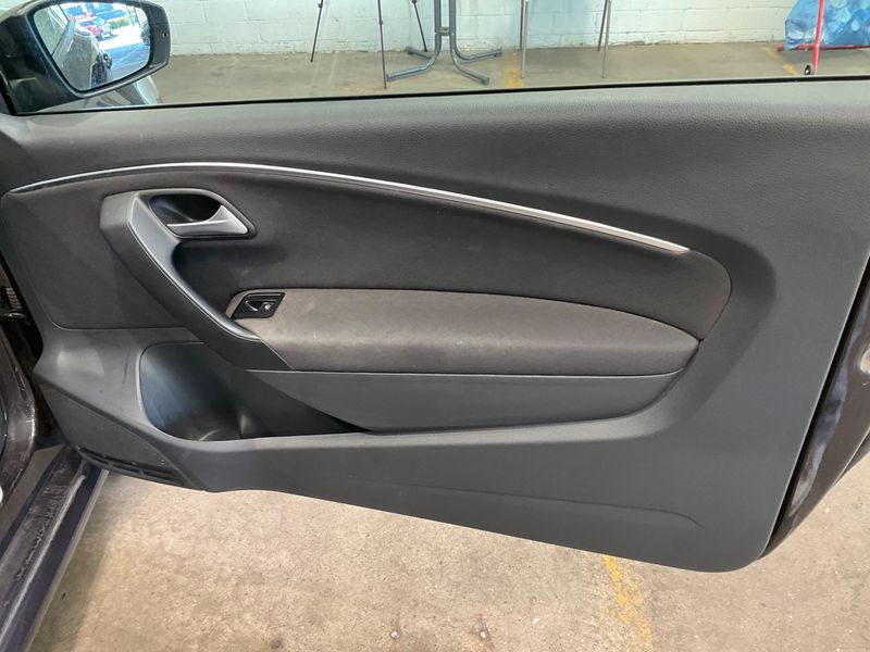 Volkswagen Polo 1.0 Lounge 2015 – снимка 31