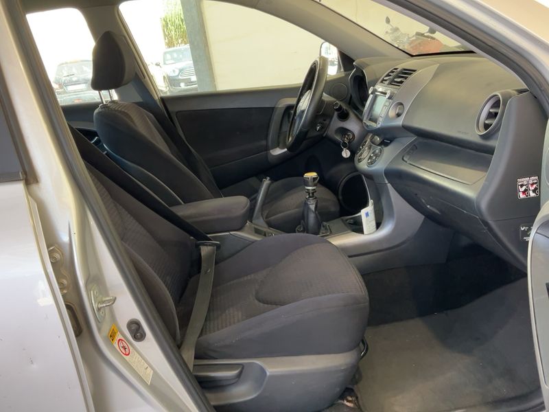 Toyota RAV 4 2.2 D-CAT Sol 2006 – снимка 16