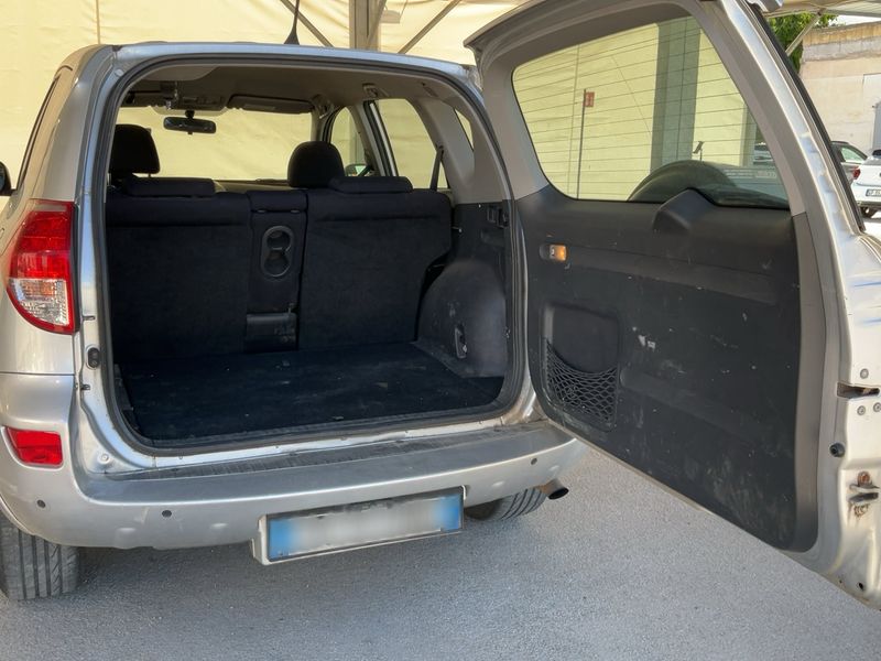 Toyota RAV 4 2.2 D-CAT Sol 2006 – снимка 15
