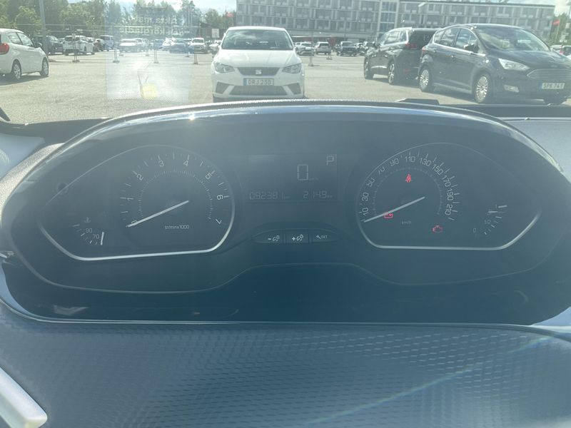 Peugeot 2008 1.2 PureTech Active 2017 – снимка 18