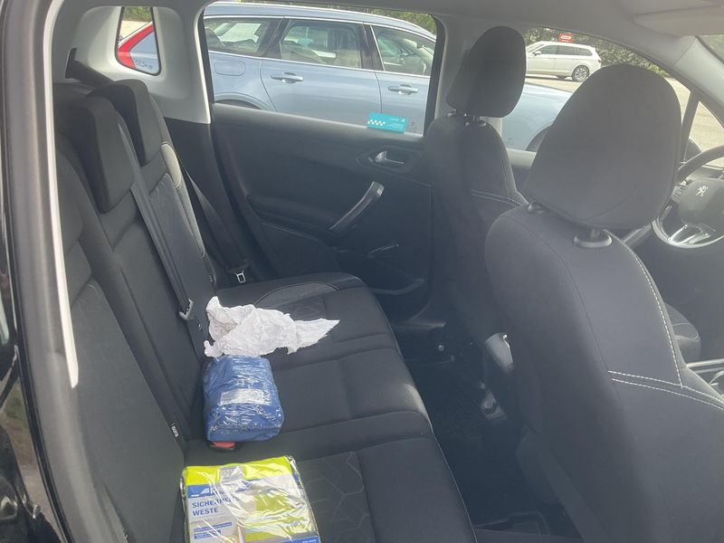 Peugeot 2008 1.2 PureTech Active 2017 – снимка 19