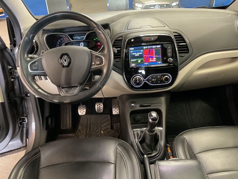 Renault Captur 1.2 TCe Initiale Paris 2017 – снимка 17