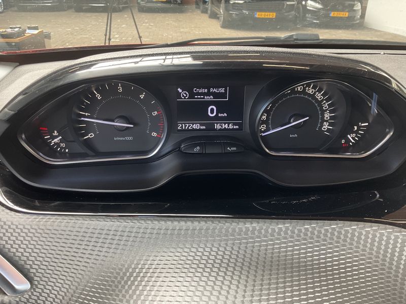 Peugeot 208 1.6 Blue-HDi Allure 2016 – снимка 18