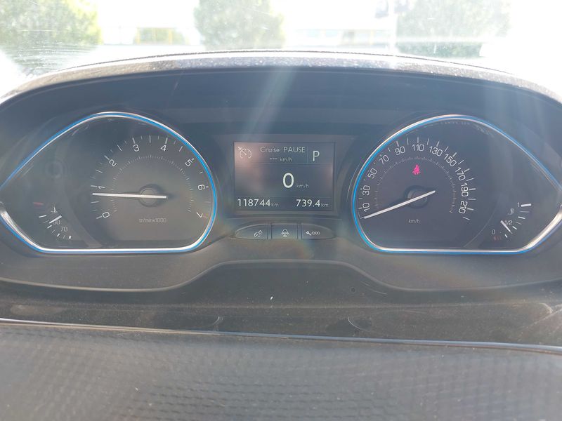 Peugeot 2008 1.2 PureTech Allure 2017 – снимка 12
