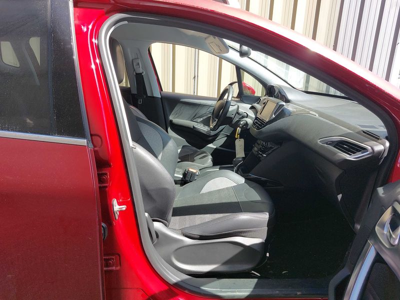 Peugeot 2008 1.2 PureTech Allure 2017 – снимка 10