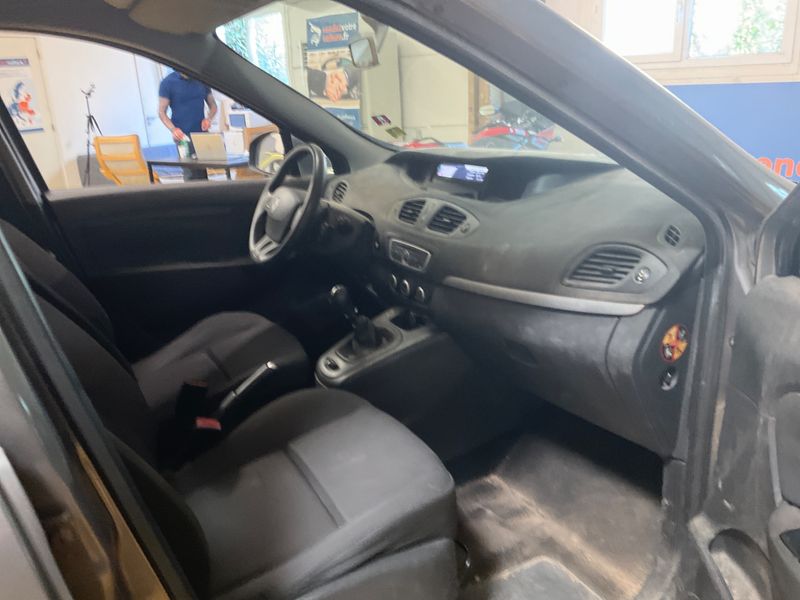 Renault Grand Scenic 1.5 dCi Expression 2011 – снимка 3